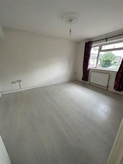 6 Bedroom Semi-Detached House To Rent In Listowel Road, Dagenham, RM10