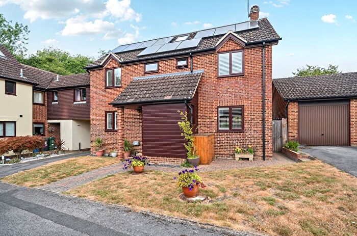 6 Bedroom Link Detached House For Sale In Nursery Close, Hook, Hampshire, RG27