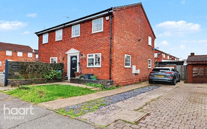 2 Bedroom Semi Detached House For Sale In Barnston Close, Luton, LU2