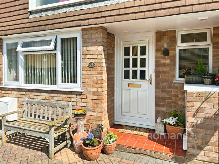 4 Bedroom End Of Terrace House For Sale In Ashdown Avenue, Farnborough, Hampshire, GU14