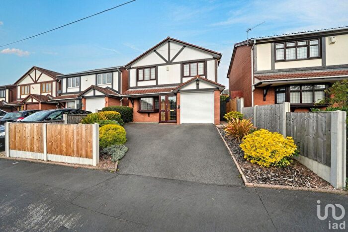 3 Bedroom Detached House For Sale In Farmhouse Road, Willenhall, WV12