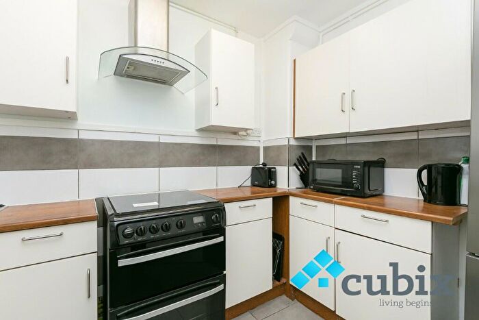 3 Bedroom Flat To Rent In Browning Street, London, SE17