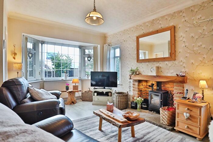 3 Bedroom Bungalow For Sale In Kelmscott Garth, Leeds, LS15