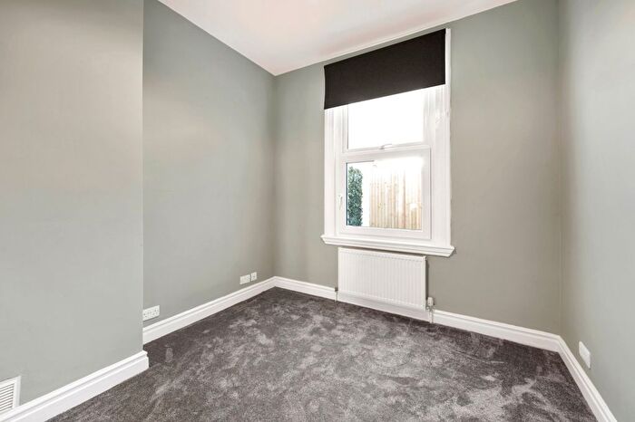 1 Bedroom Flat For Sale In Kingston Road, Raynes Park, SW20