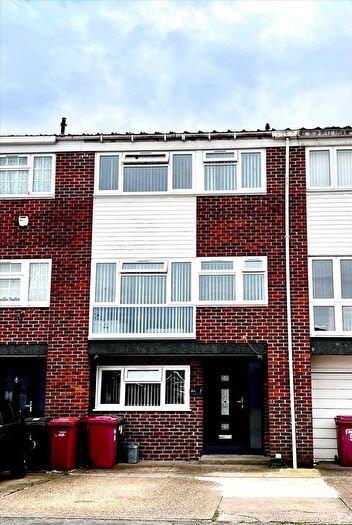 4 Bedroom Town House For Sale In Brammas Close, Slough, SL1