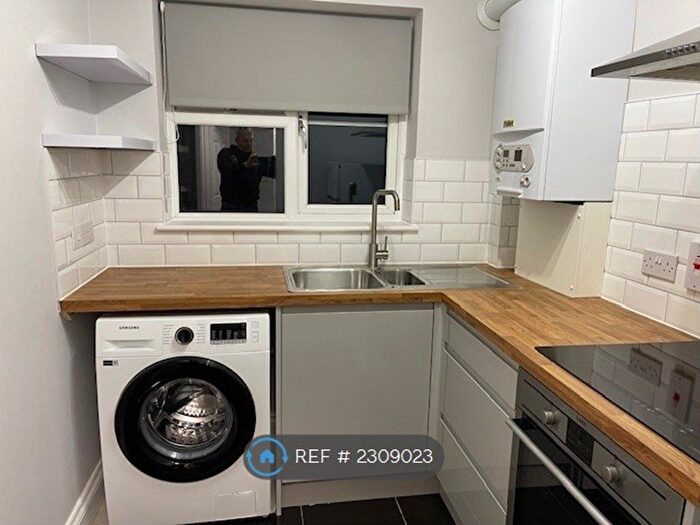 2 Bedroom Flat To Rent In Sonning Common, Reading, RG4