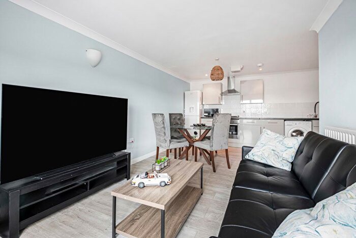 2 Bedroom Flat To Rent In Lewis Gardens, London, N16