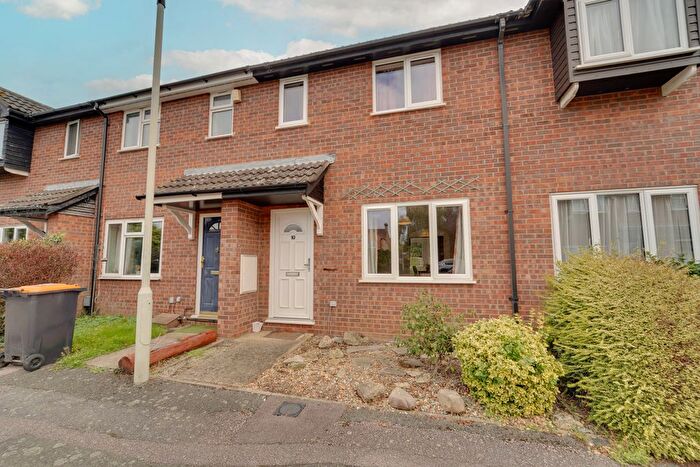 3 Bedroom Terraced House For Sale In Fontwell Close, Bedford, MK40