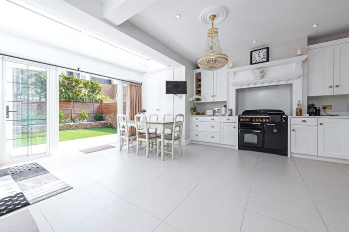 4 Bedroom End Of Terrace House For Sale In Bracken Avenue, London, SW12