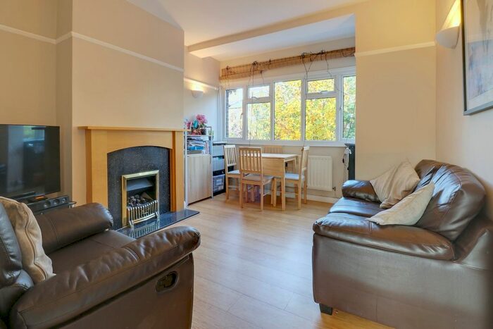 2 Bedroom Flat To Rent In Bath Road, Taplow, Maidenhead, SL6