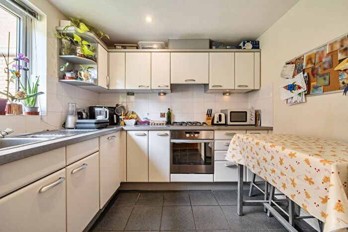 1 Bedroom Flat For Sale In Sail Court, Tower Hamlets, London, E14