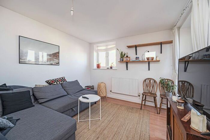 2 Bedroom Flat To Rent In Bradstock Road, Hackney, London, E9