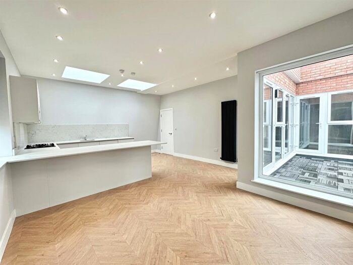 2 Bedroom Flat To Rent In Limes Grove, London, SE13