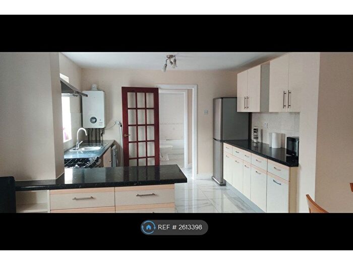 2 Bedroom End Of Terrace House To Rent In Layton Road, Hounslow, TW3