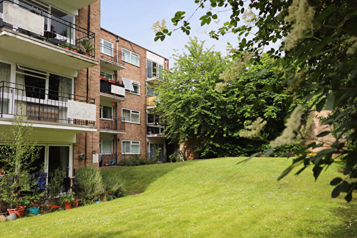 2 Bedroom Apartment To Rent In Richmond Court, Queens Road, Kingston Upon Thames, Surrey, KT2