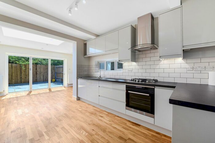 2 Bedroom Flat To Rent In Brookwood Road, London, SW18
