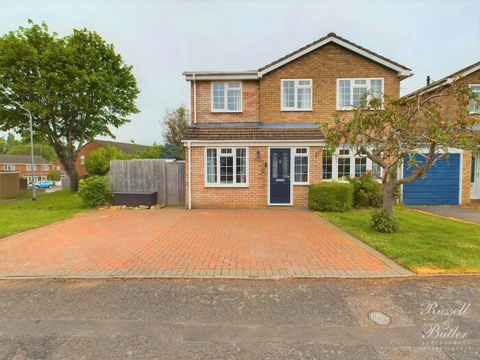 4 Bedroom Link Detached House To Rent In Coots Close, Badgers, Buckingham, MK18