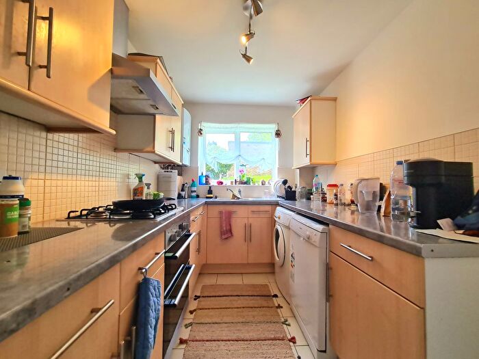 2 Bedroom Flat To Rent In Hillview, Bromley, BR2