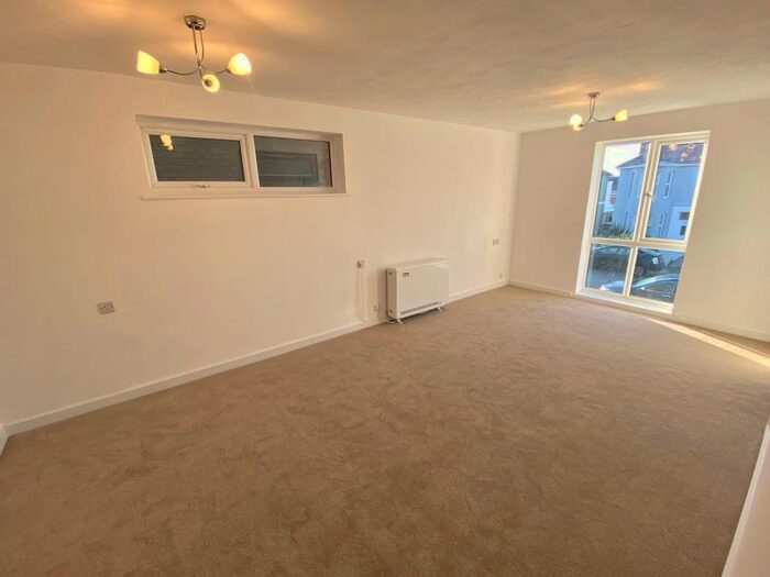 Studio To Rent In Penhill Road - Lancing, BN15