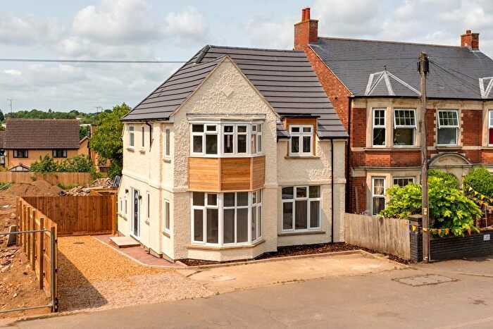 4 Bedroom Detached House To Rent In Rockingham Road, Kettering, NN16