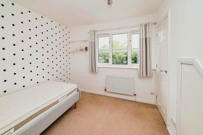 3 Bedroom Town House For Sale In Copse Close, Slough, SL1