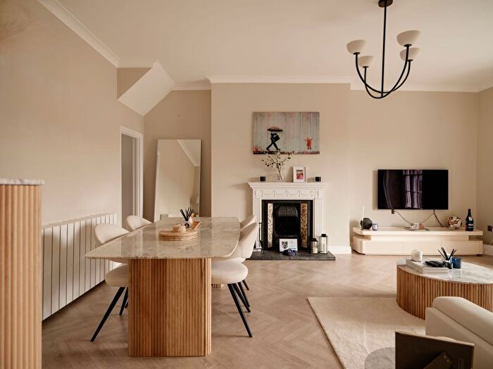 2 Bedroom Flat For Sale In Oakfield Road, Clifton, BS8