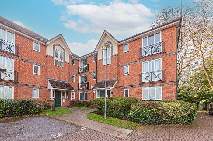 2 Bedroom Flat To Rent In Shaw Park, Crowthorne, Berkshire, RG45