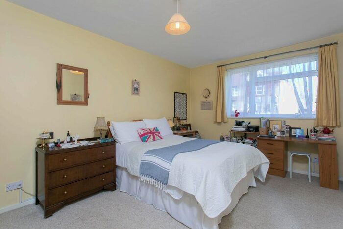 2 Bedroom Flat To Rent In Neville Court, SW12