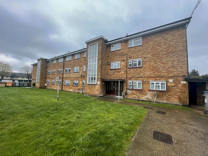2 Bedroom Flat To Rent In Wood Lane, Hornchurch, RM12