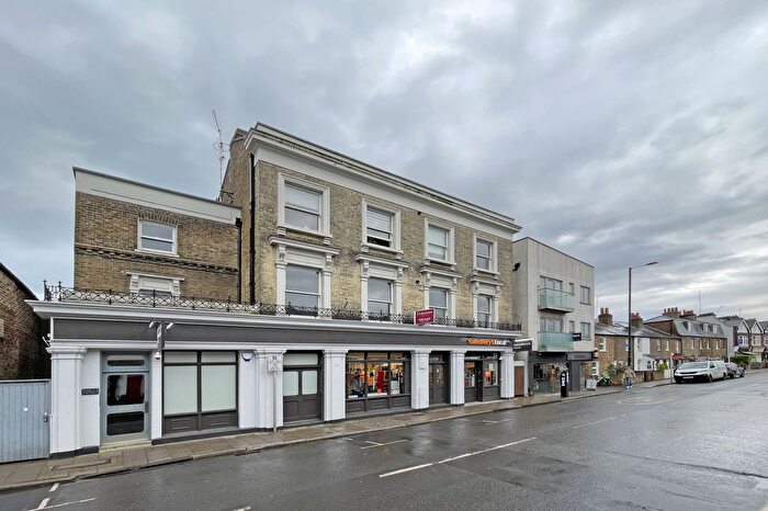 1 Bedroom Flat To Rent In High Street, Hampton Wick, Kingston, Surrey, KT1