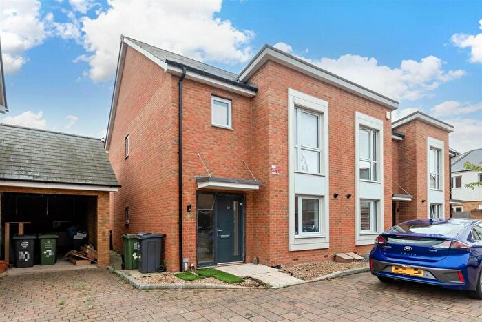 3 Bedroom End Of Terrace House For Sale In Elstar Mews, Greenhithe, Kent, DA9