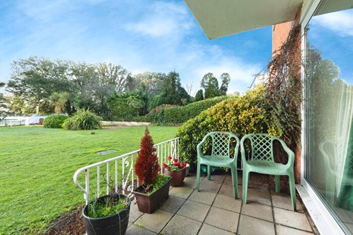 2 Bedroom Flat For Sale In Parkstone Road, Poole, Dorset, BH15