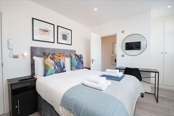 1 Bedroom Studio To Rent In Upper Richmond Road West, East Sheen, London, SW14