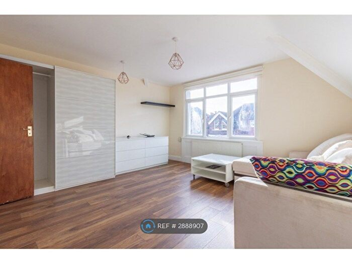 2 Bedroom Flat To Rent In Pinfold Road, London, SW16