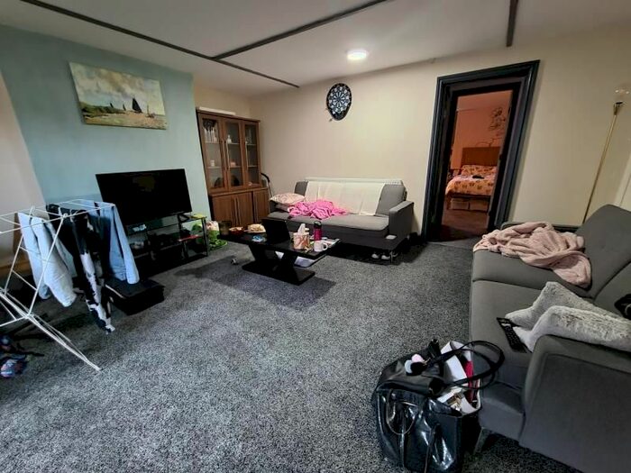 2 Bedroom Flat To Rent In Regent Park Terrace, Hyde Park, Leeds LS6