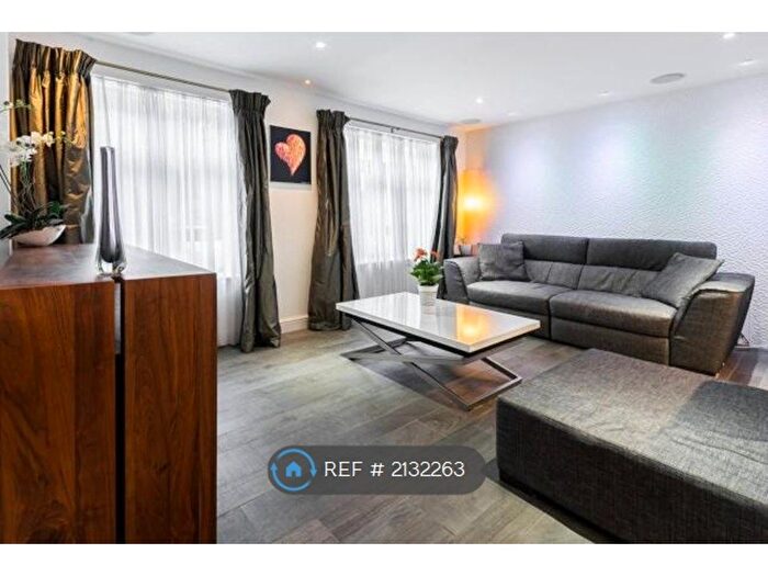 2 Bedroom Flat To Rent In The Cobalt Building, London, EC2Y