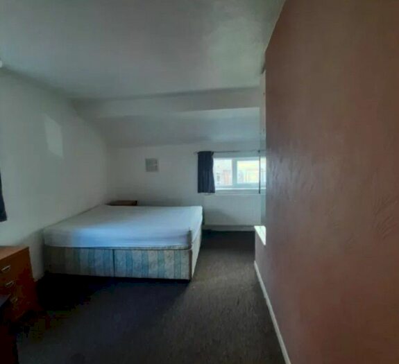 3 Bedroom Semi-Detached House To Rent In Vicarage Farm Road, Hounslow, TW3