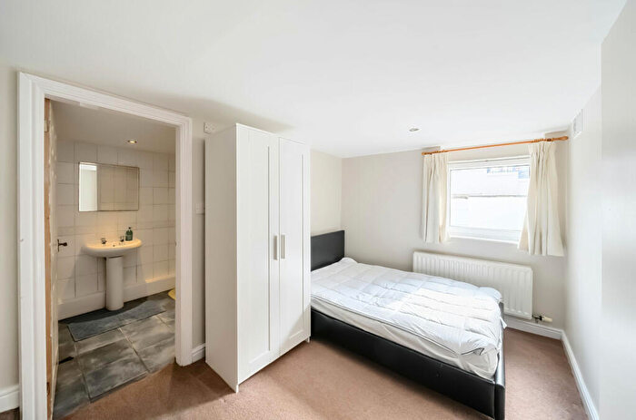 3 Bedroom Terraced House For Sale In Barnbrough Street, Burley, Leeds, LS4