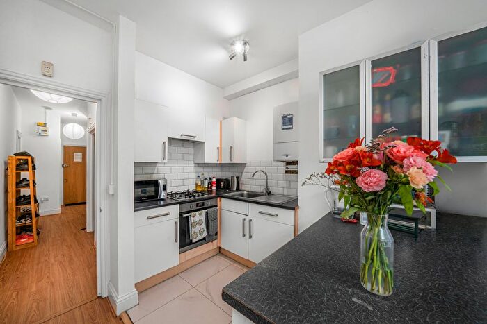 3 Bedroom Flat To Rent In Mitcham Lane, Streatham Vale, SW16