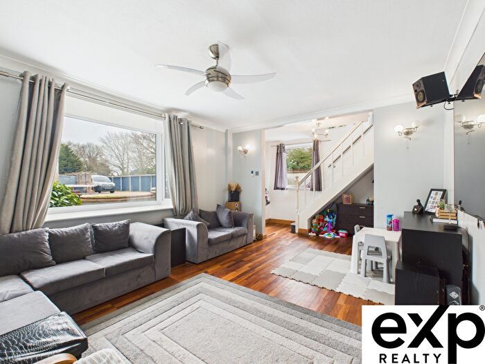 3 Bedroom End Of Terrace House For Sale In Callan Grove, South Ockendon, RM15