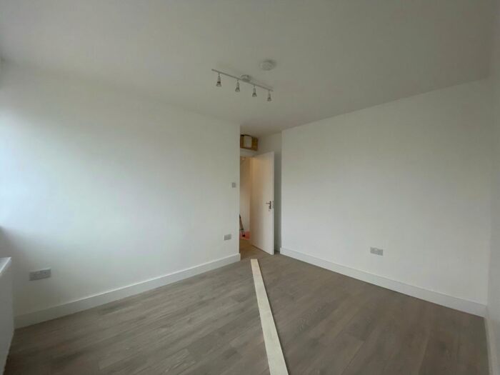 Studio To Rent In Farndale Avenue, London, N13