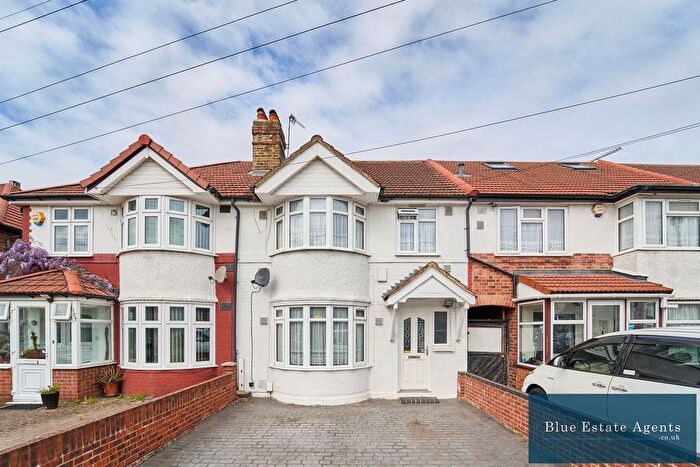 3 Bedroom Terraced House For Sale In Ash Grove, Hounslow, TW5