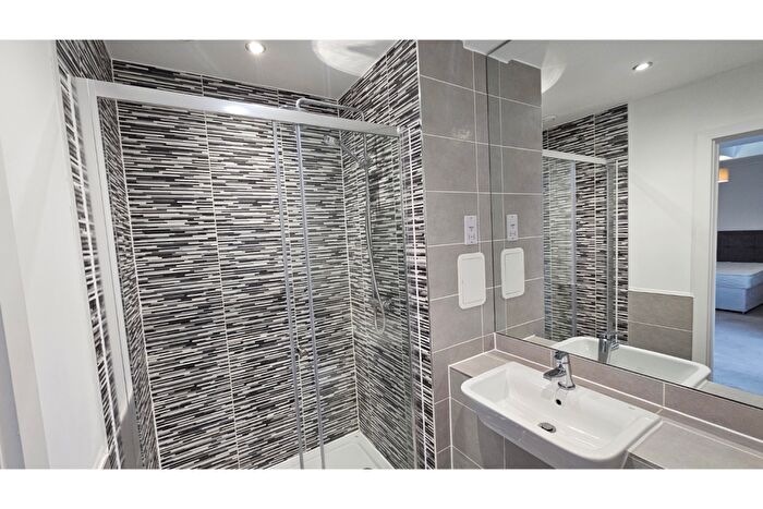 3 Bedroom Flat To Rent In Rope Court, Canoe Walk, E14