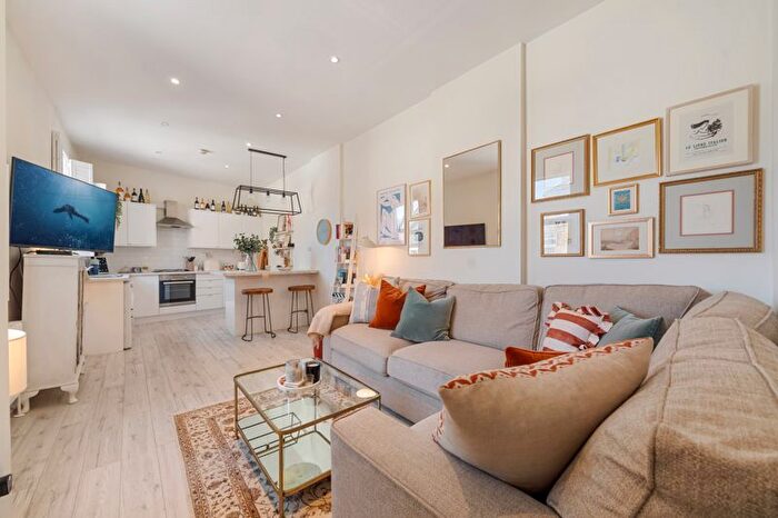 3 Bedroom Flat For Sale In Balham Hill, London, SW12