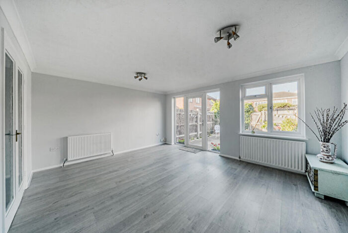 3 Bedroom End Of Terrace House For Sale In Chuters Close, Byfleet, KT14