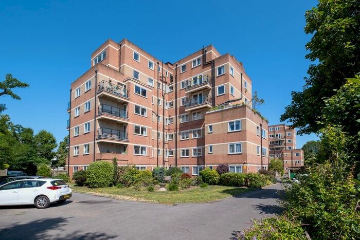 3 Bedroom Flat To Rent In Upper Richmond Road, London, SW15