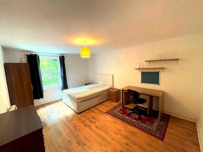 3 Bedroom Apartment To Rent In St Andrew`s Close, Canterbury, CT1
