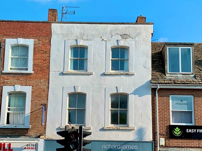 2 Bedroom Flat To Rent In High Street, Wootton Bassett, SN4