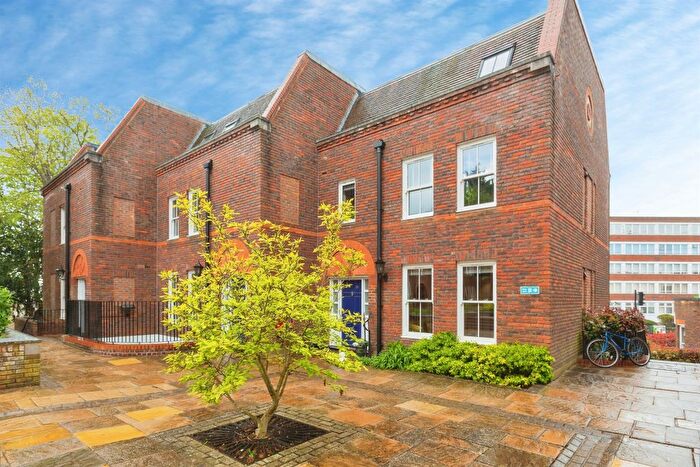 2 Bedroom Maisonette For Sale In Oxford Road, Aylesbury, HP19