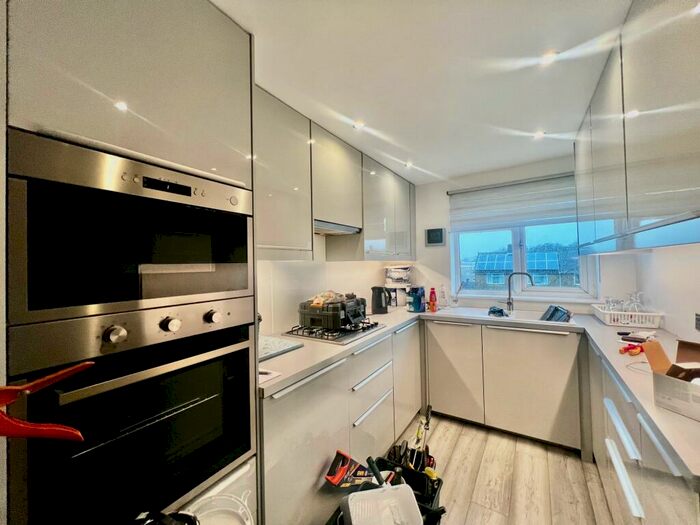 2 Bedroom Apartment To Rent In Middleton Close, Southampton, SO18